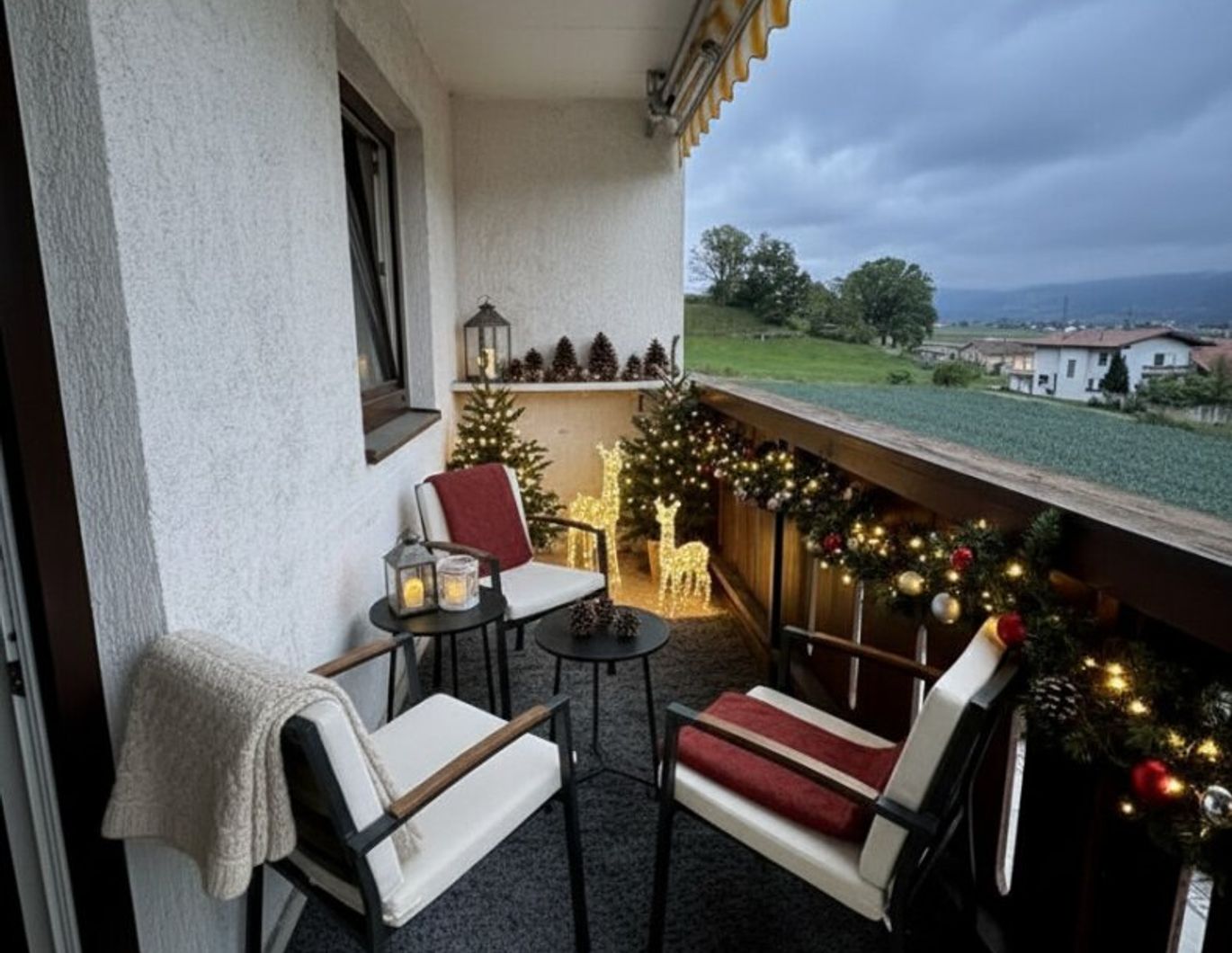 *geräumige 3 Zimmer Wohnung mit extra Küche, Balkon und Garage! Super schöne Aussicht inkludiert!