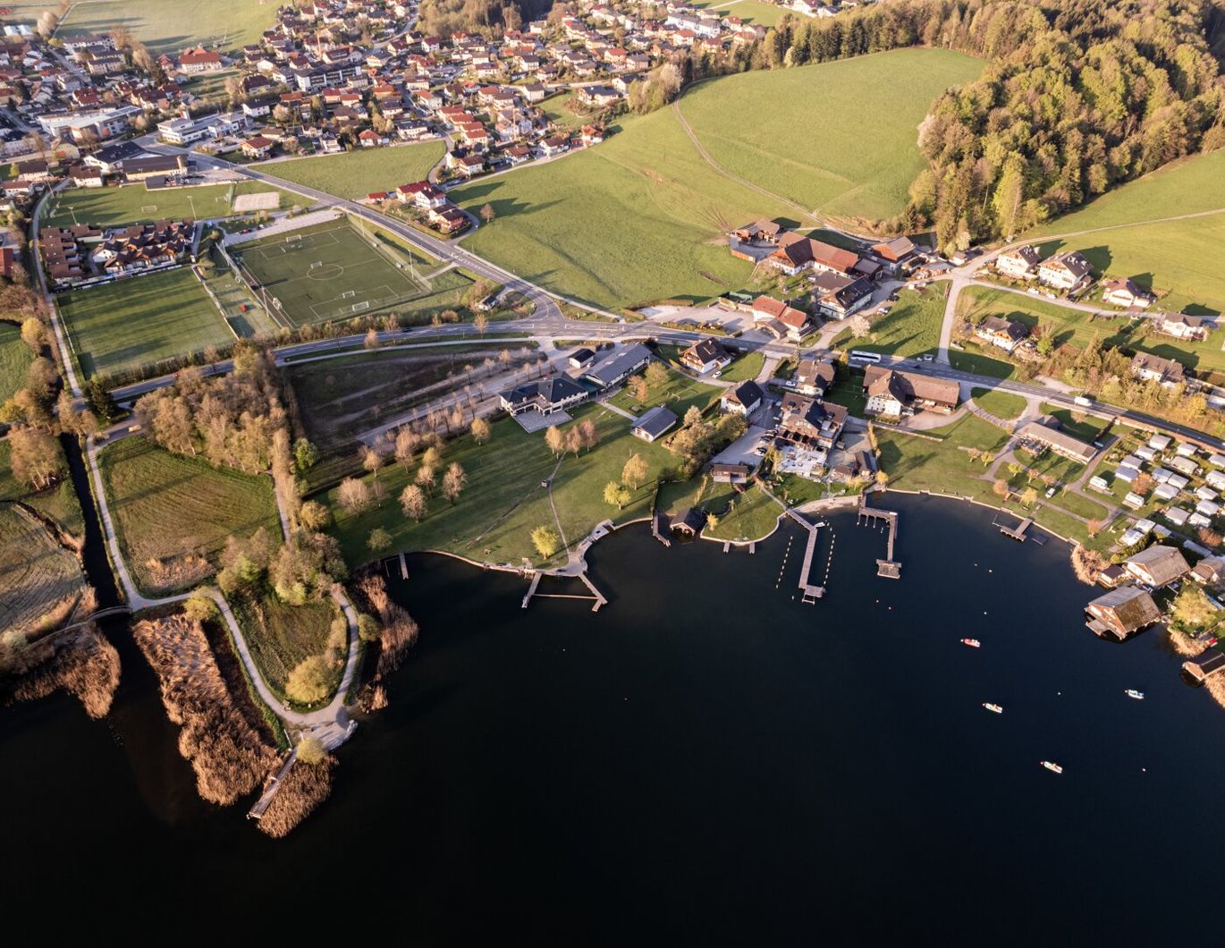 Seedomizil in Bestlage am Obertrumer See: Großzügige Erstbezugs-Terrassenwohnung mit eigenem Badehaus und Steg!