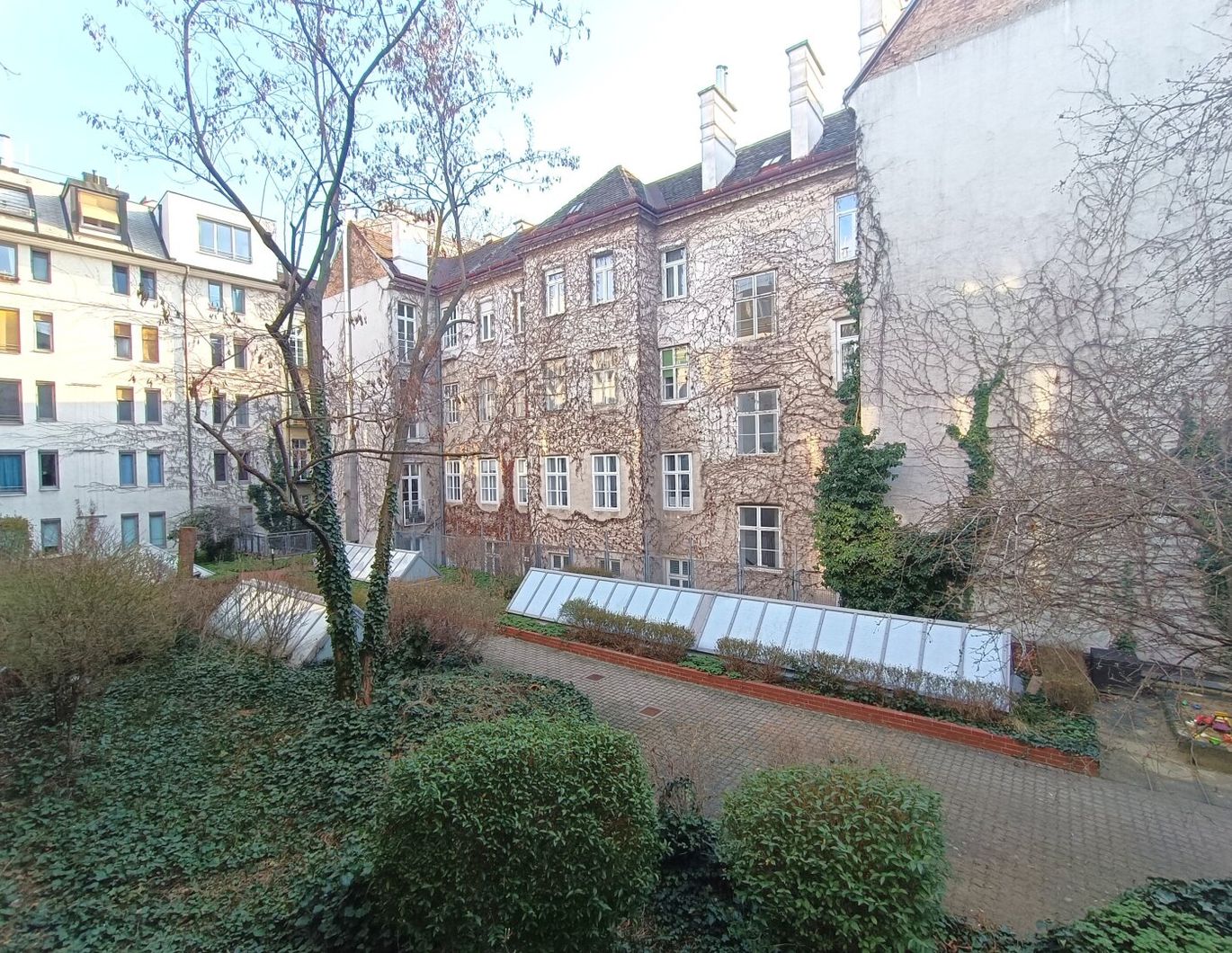 Neubau mit Ruhelage im Innenhof! 2,5 Zimmer! Küche separat mit Essbereich! Kellerabteil & Waschküche! Nähe U6 Thaliastraße!