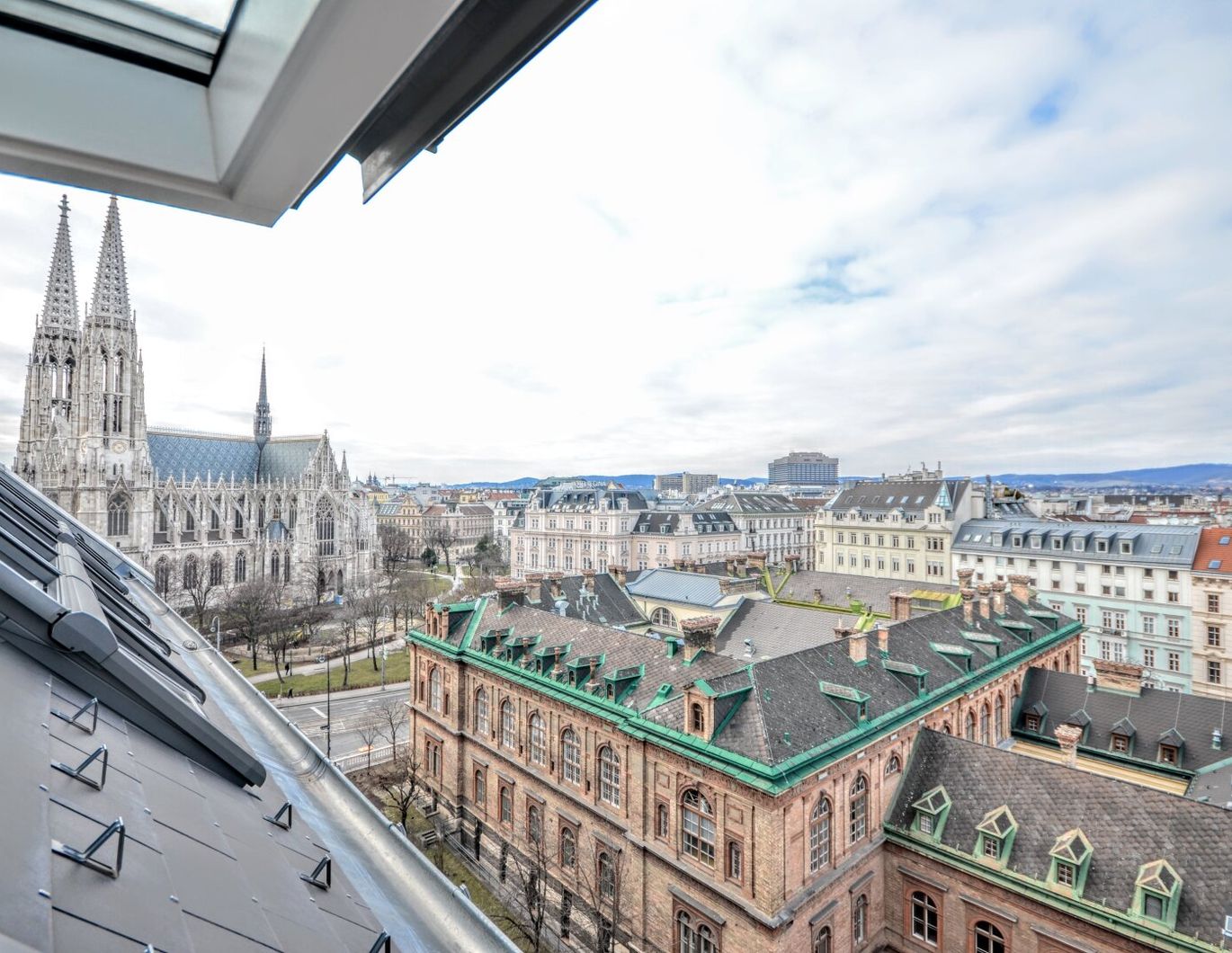 4-room apartment with spacious terrace near city center