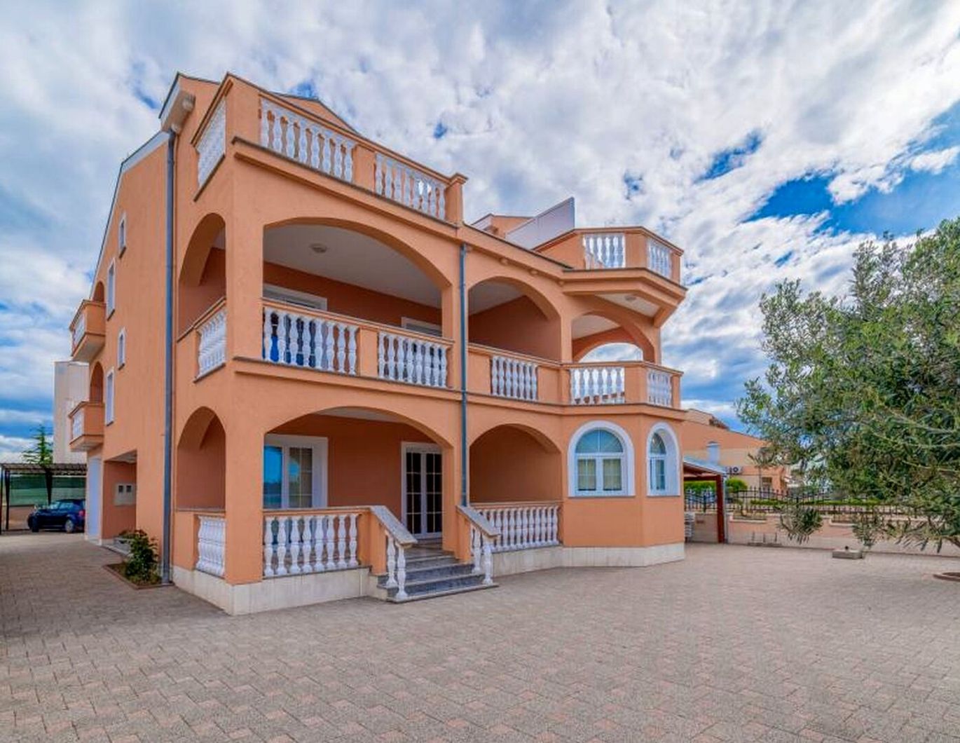 Apartmenthaus erste Reihe am Meer mit 5 Wohnungen, Sukošan