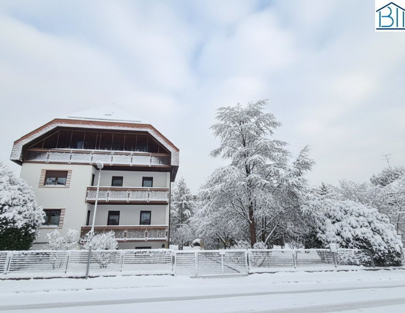 Feldbacher Zentrum, Mehrparteienhaus & Bauland mit viel Potential