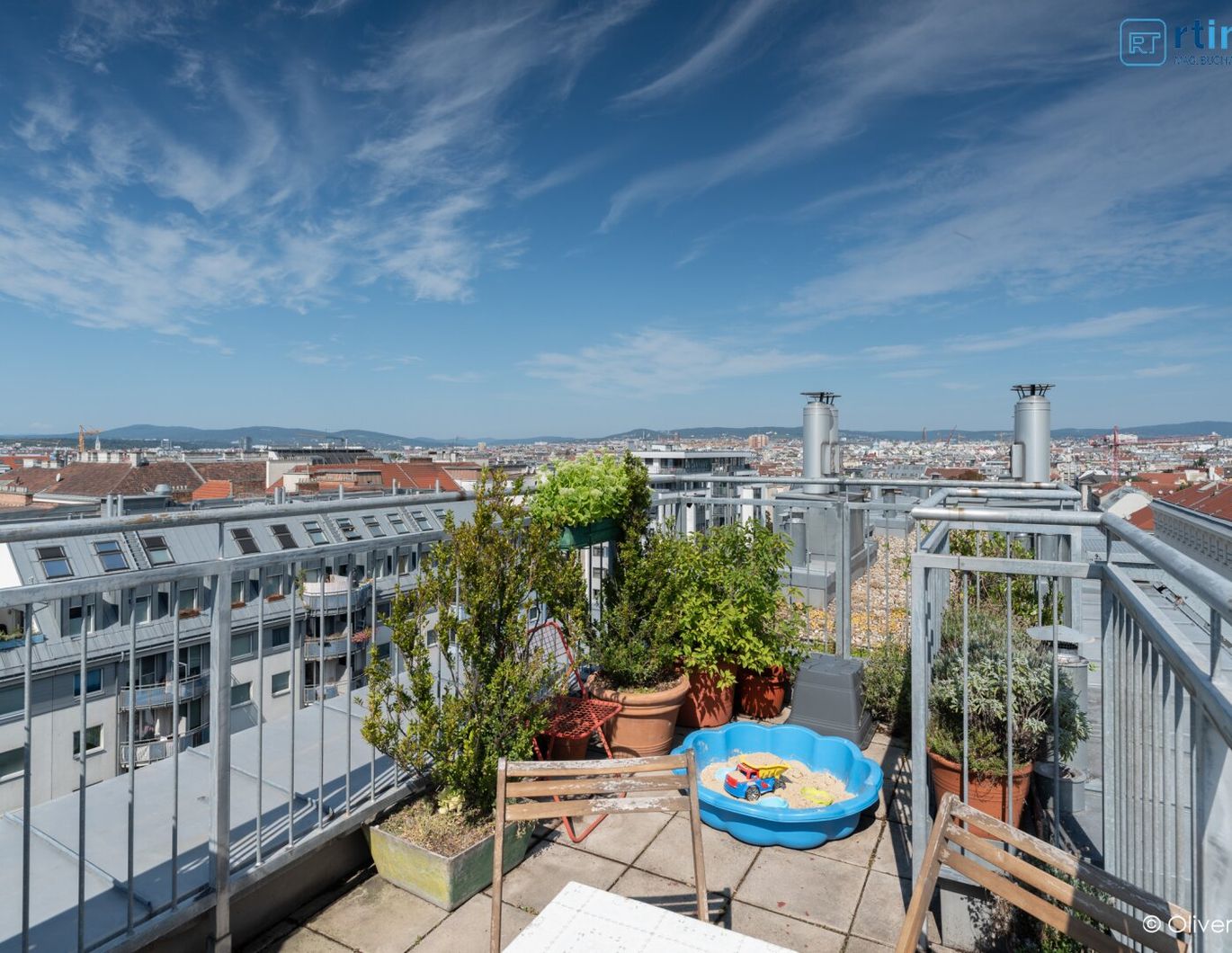 NEUER PREIS: PERFEKTER BLICK ÜBER WIEN - GEMÜTLICHE 6 ZIMMER DACHGESCHOSSWOHNUNG AUF ZWEI EBENEN mit schöner DACHTERRASSE