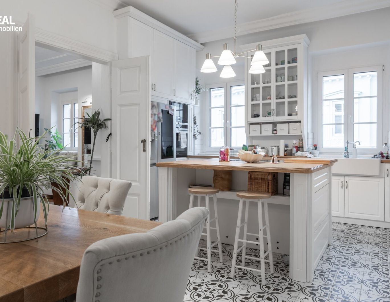 EXKLUSIVE 4 ZIMMER-ALTBAUWOHNUNG MIT TERRASSE IN BESTLAGE