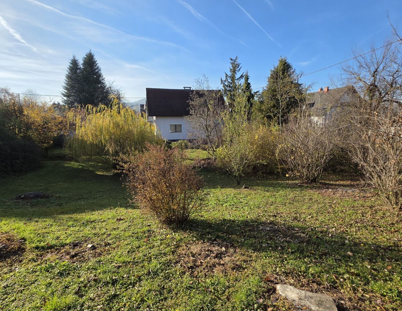 Weitläufiges Grundstück mit charmanten Haus