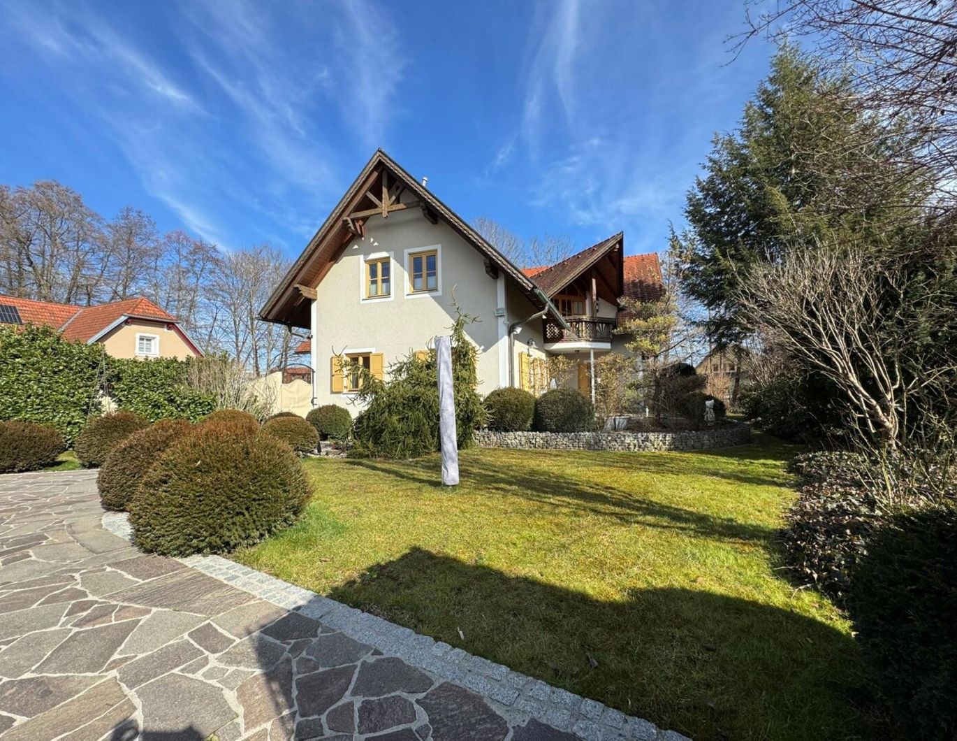 Charmantes Mehr-/Familienhaus in idyllischer Lage