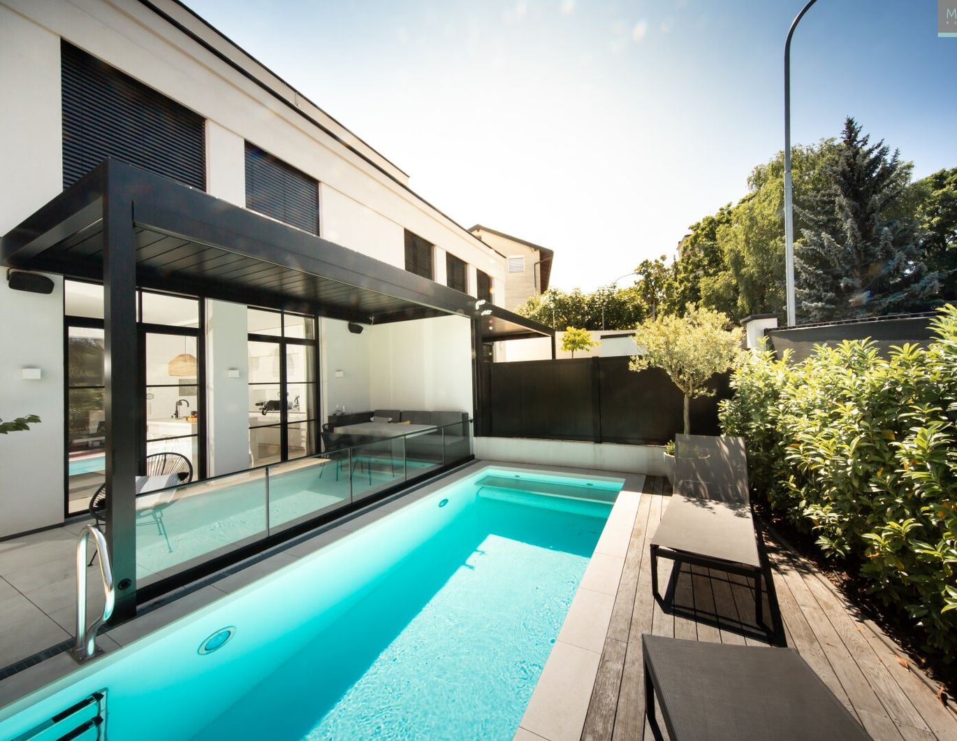 Außergewöhnliche Doppelhaus-Hälfte mit Pool