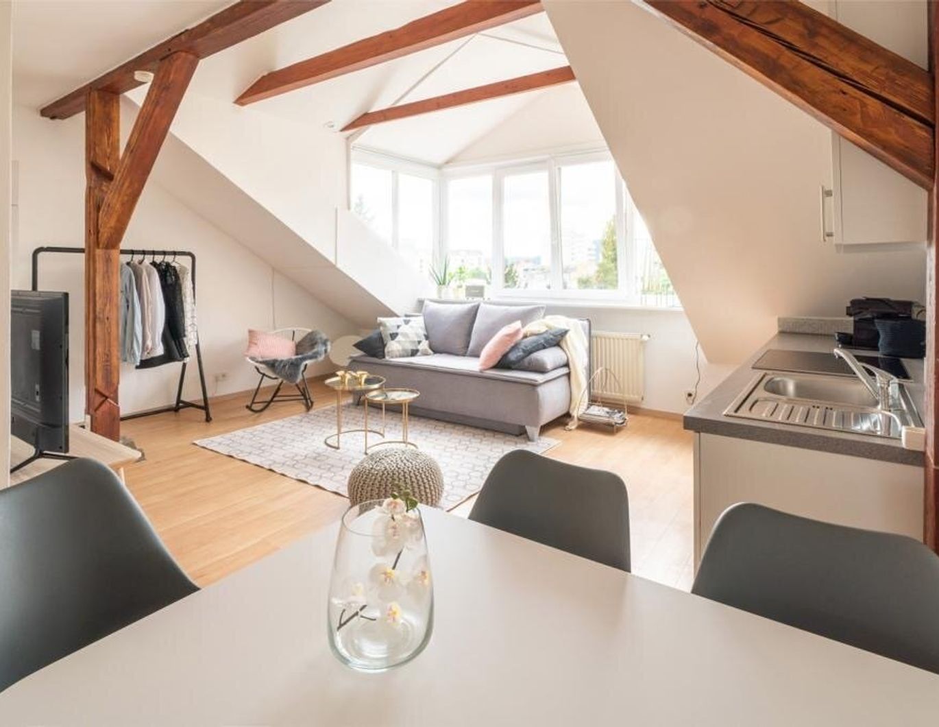 Reizende 2-Zimmer-Dachgeschosswohnung mit Schlossbergblick