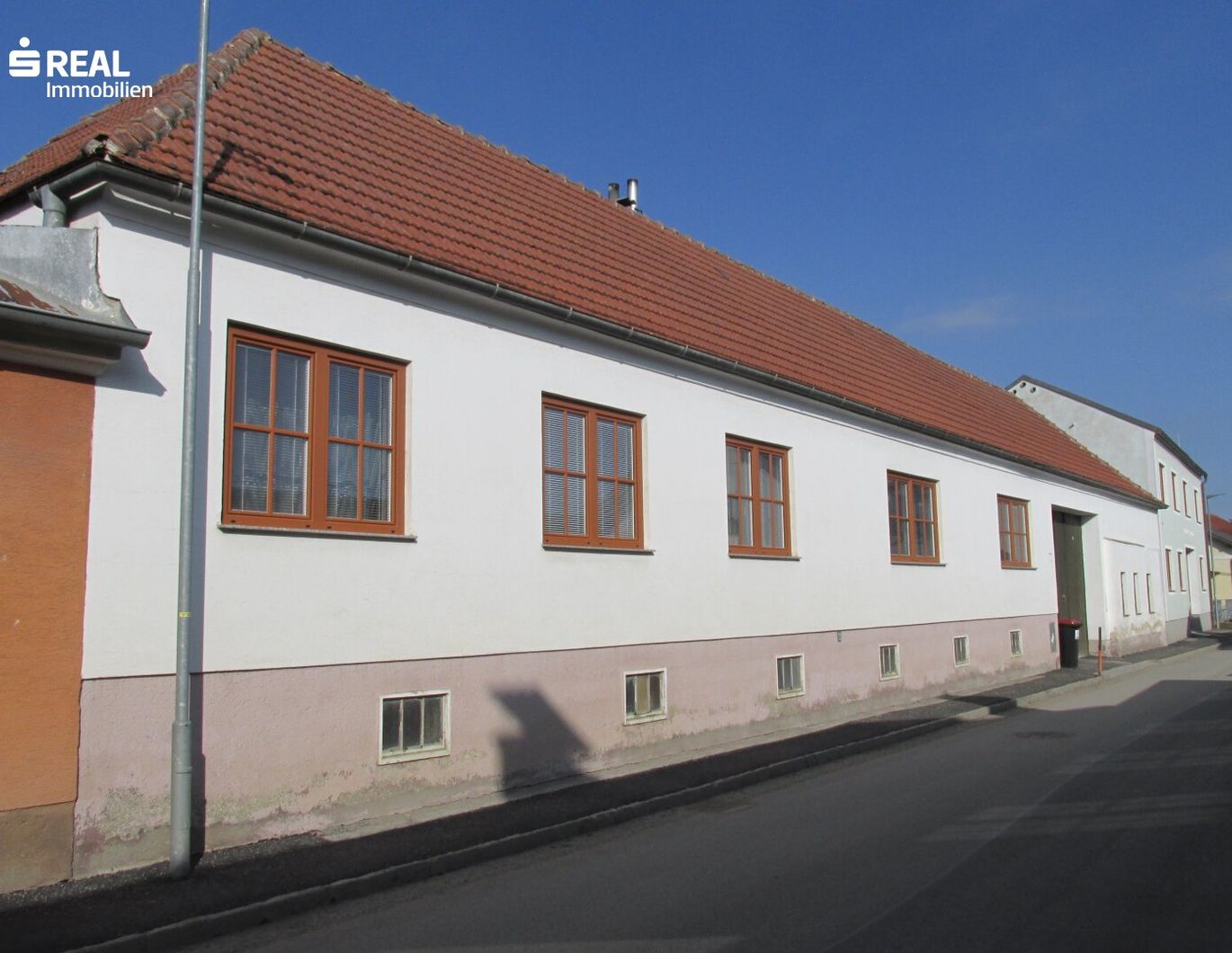 Vielseitig nutzbarer Vierseithof mit Maschinenschuppen, Stallungen, Keller und Garten