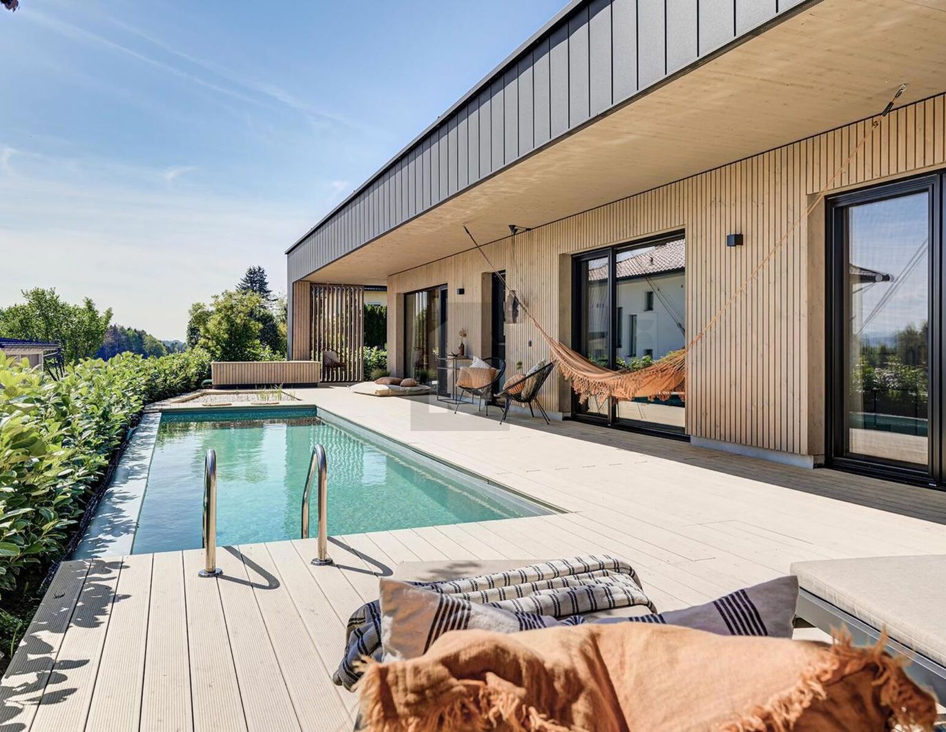 DESIGNBUNGALOW MIT SONNIGEM POOL UND HOCHWERTIGSTER AUSSTATTUNG