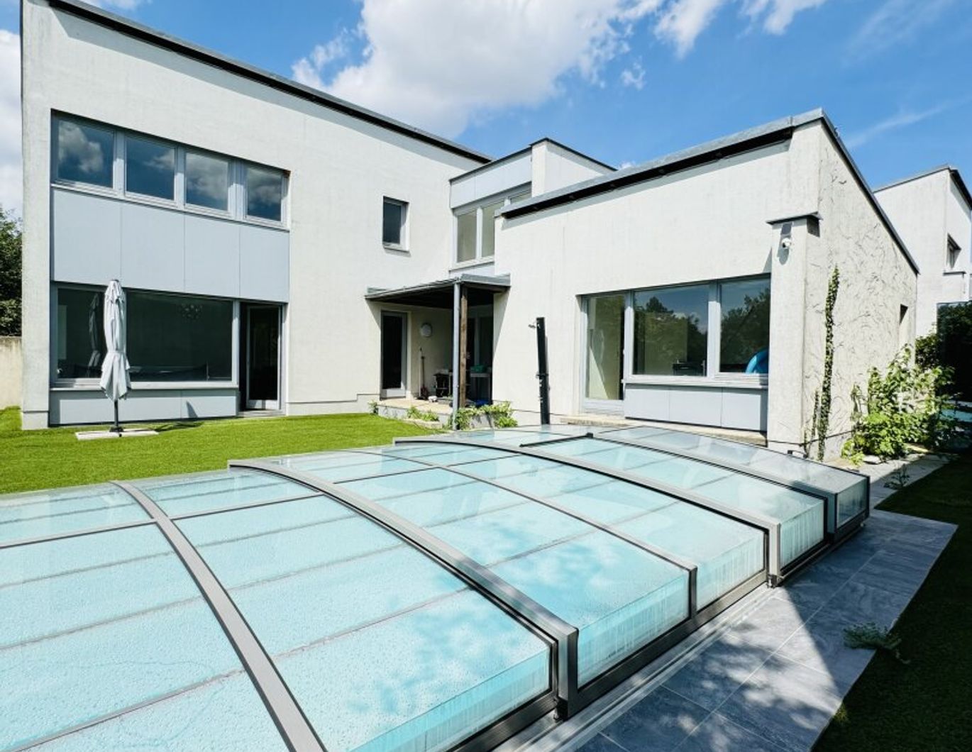 Leben im Grünen direkt am Golfplatz und in unmittelbarer Nähe zur Stadt.