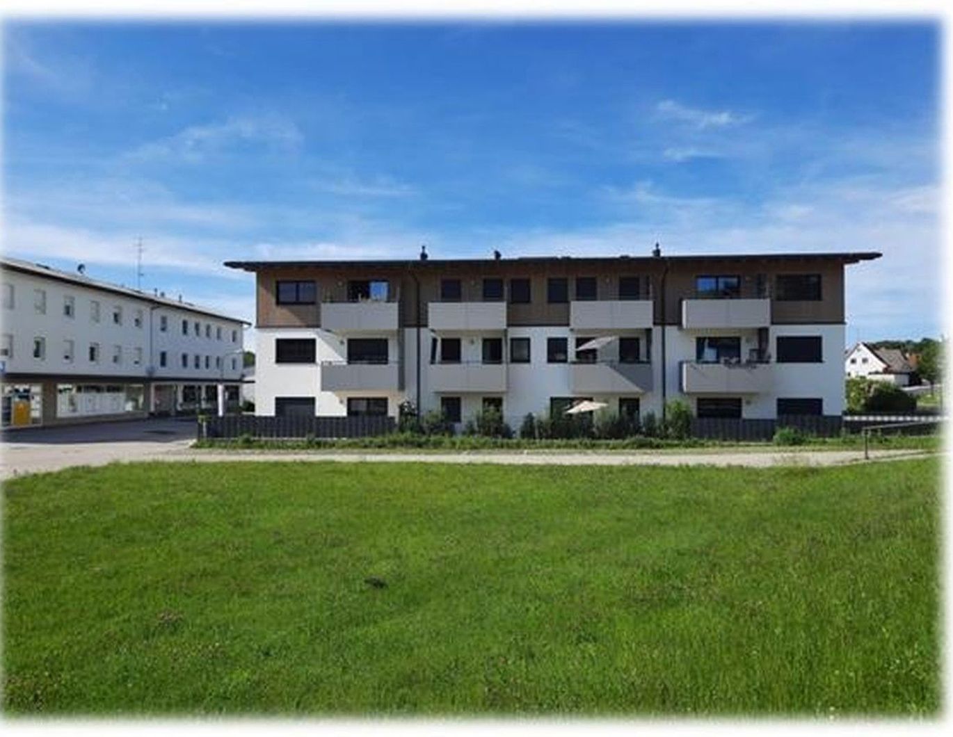 Topmoderne 3-Zimmer-Wohnung, 79 m2 mit sonnigem Balkon, EBK und Carport - Aufzug, barrierefrei