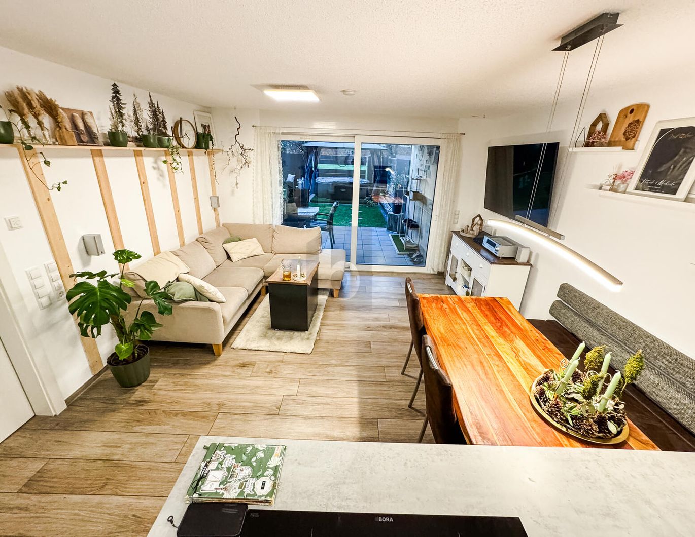 TOP AUSGESTATTERTER GARTENHIT IN ZENTRALER LAGE UND GRENZNAH