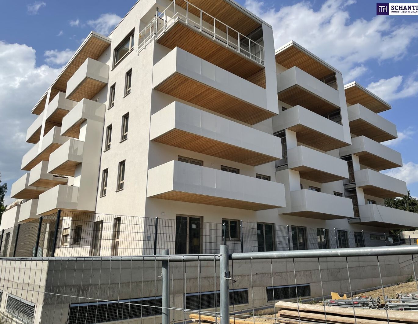 RIESIGE DACHTERRASSE + HOCHWERTIGE AUSSTATTUNG + SÜD/WEST Ausrichtung! + Tiefgarage! Nur 7 Min. von Graz entfernt!!