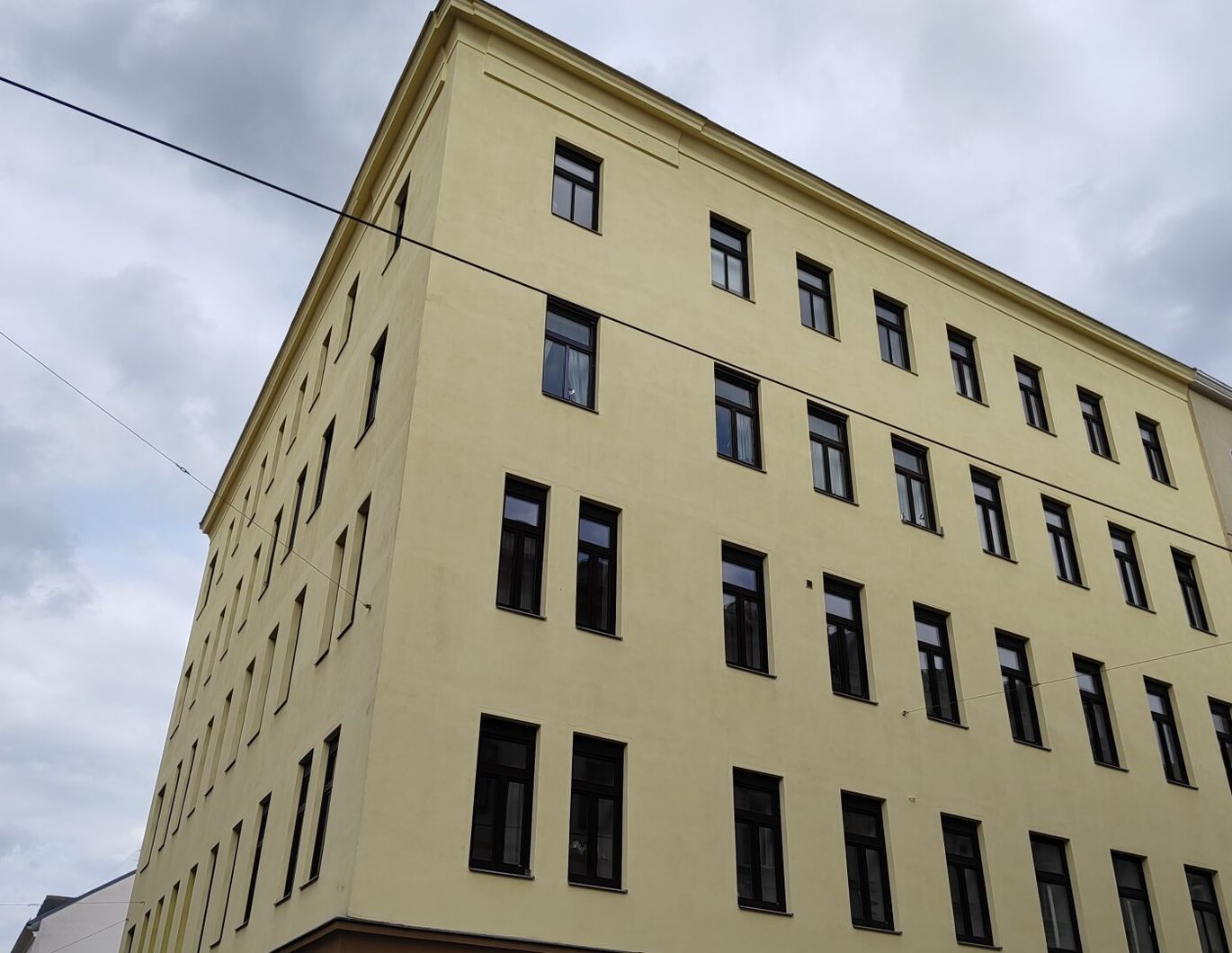 GELDANLAGE II CA. 3,9% RENDITE II BEFRISTET VERMIETET BIS 05/2027 II WG TAUGLICH II DACHGESCHOSSWOHNUNG MIT SEPARATER KÜCHE II NÄHE ARTHABERPARK UND U1