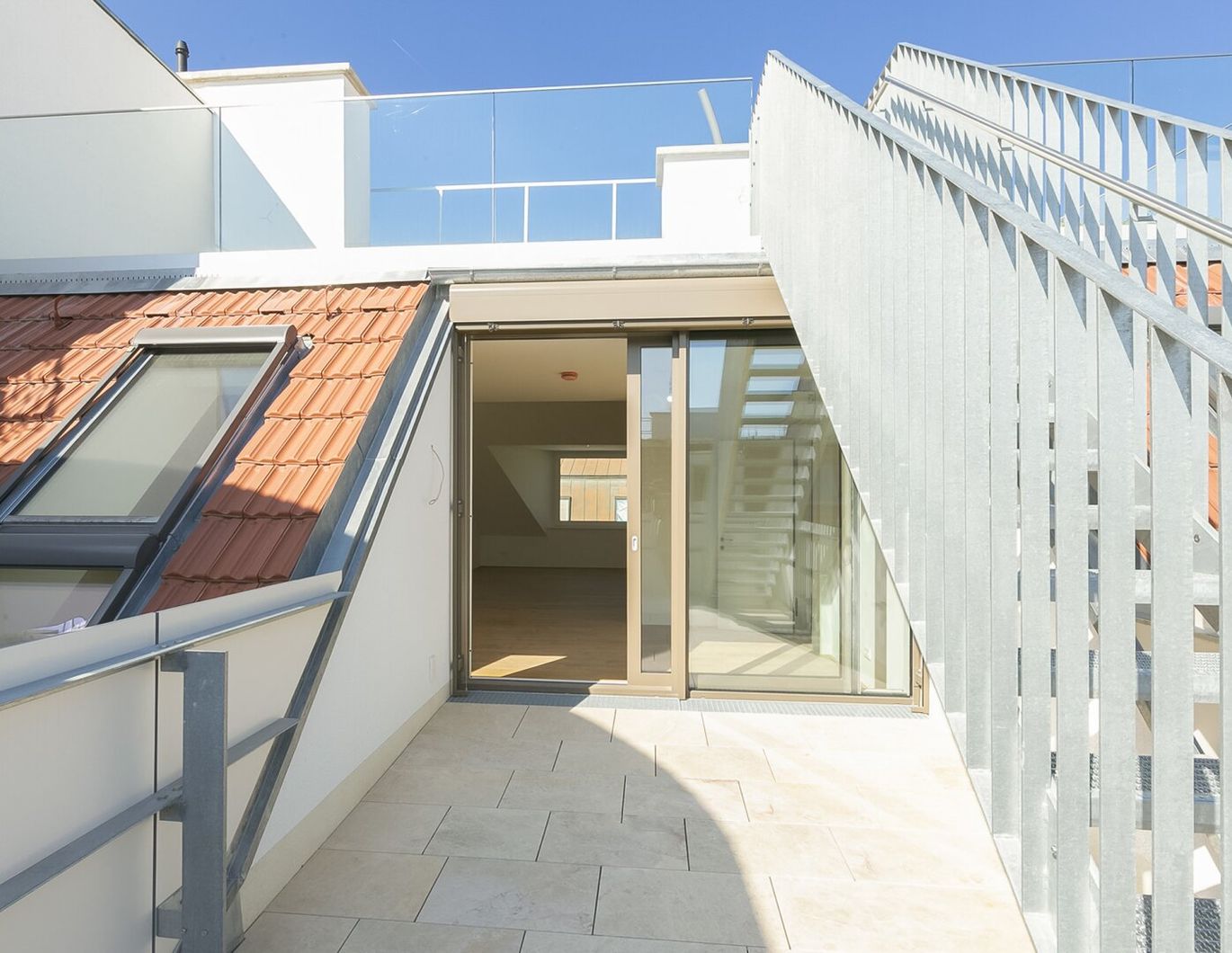 Über den Dächern der Josefstadt | DG Wohntraum mit privater Dachterrasse & Klimaanlage | 4,5 Meter Raumhöhen!