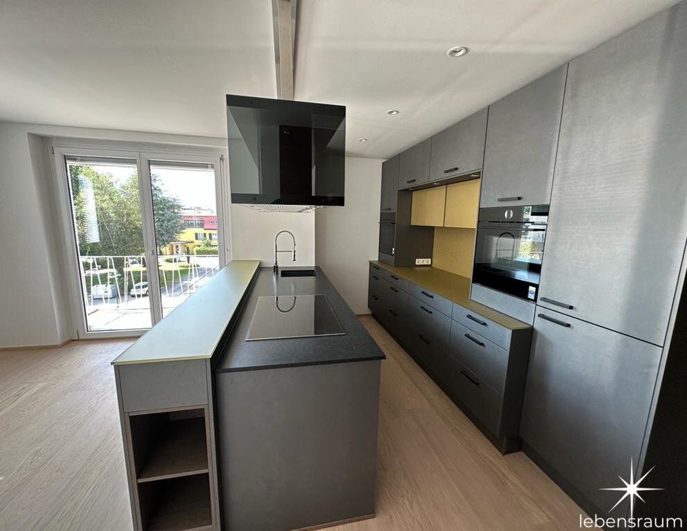 Moderne 3-Zimmer Wohnung oder Büro im 2 Stock. Mieten mitten in Spittal/Drau. Balkon.