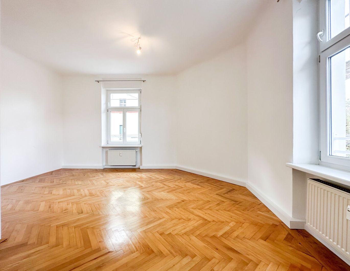 +++ ALTBAUJUWEL +++ Renovierte 1,5-Zimmer-Wohnung mit Extraküche Nähe Mur