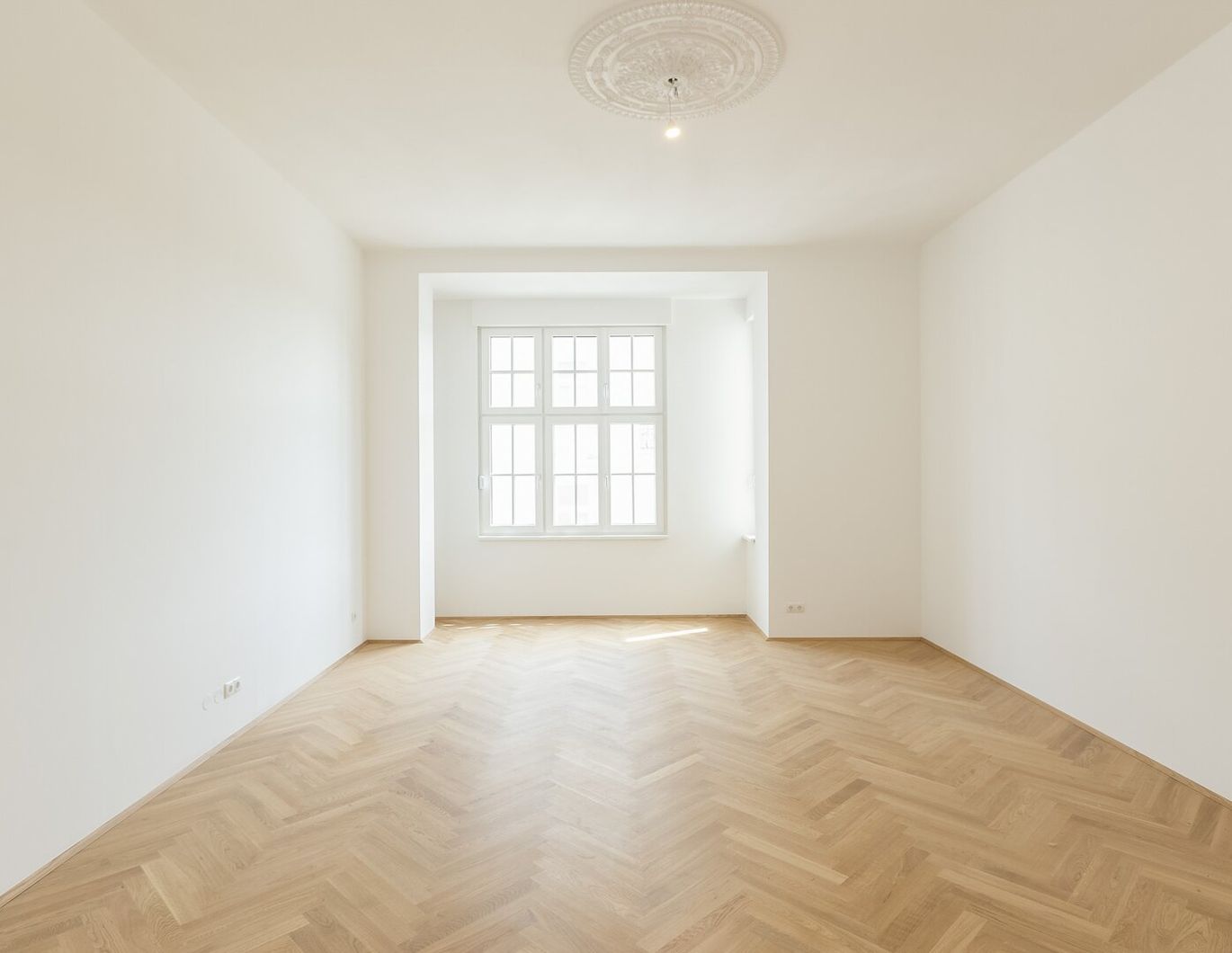 U4 HIETZING - GENERALSANIERTE ALTBAUWOHNUNG MIT TERRASSE - UNBEFRISTETE VERMIETUNG