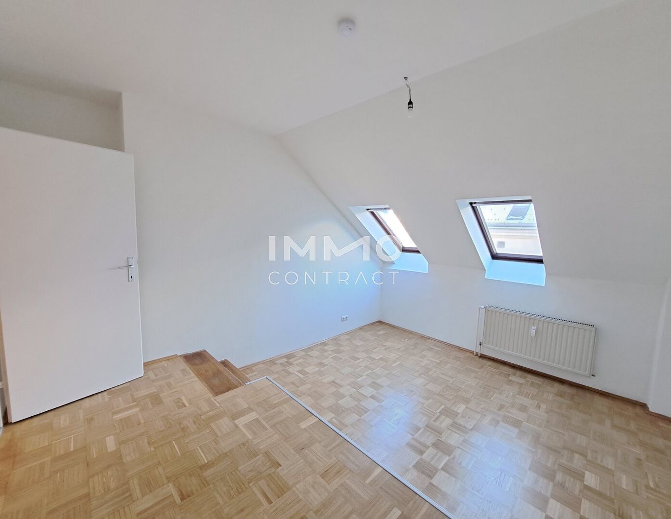 Dachgeschoßwohnung im Altbau: Erstbezug nach Sanierung mit Balkon und Einbauküche!
