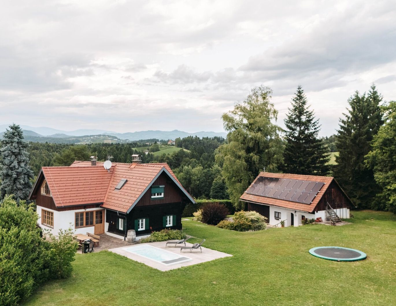 Hitzendorf: Einzigartige Lage - Wohnkomfort mit Swim-Spa, Weinkeller und großem Grundstück!