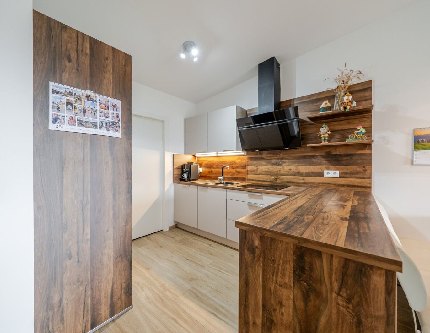 Moderne Neubauwohnung mit 12 m² Balkon und zwei Stellplätzen