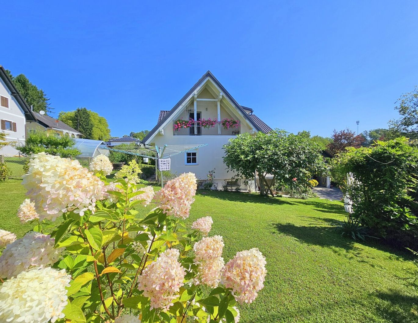 Besichtigen Sie Ihr neues Zuhause! Sonnendurchflutetes Einfamilienhaus mit schönem Grund in Fernitz-Mellach!