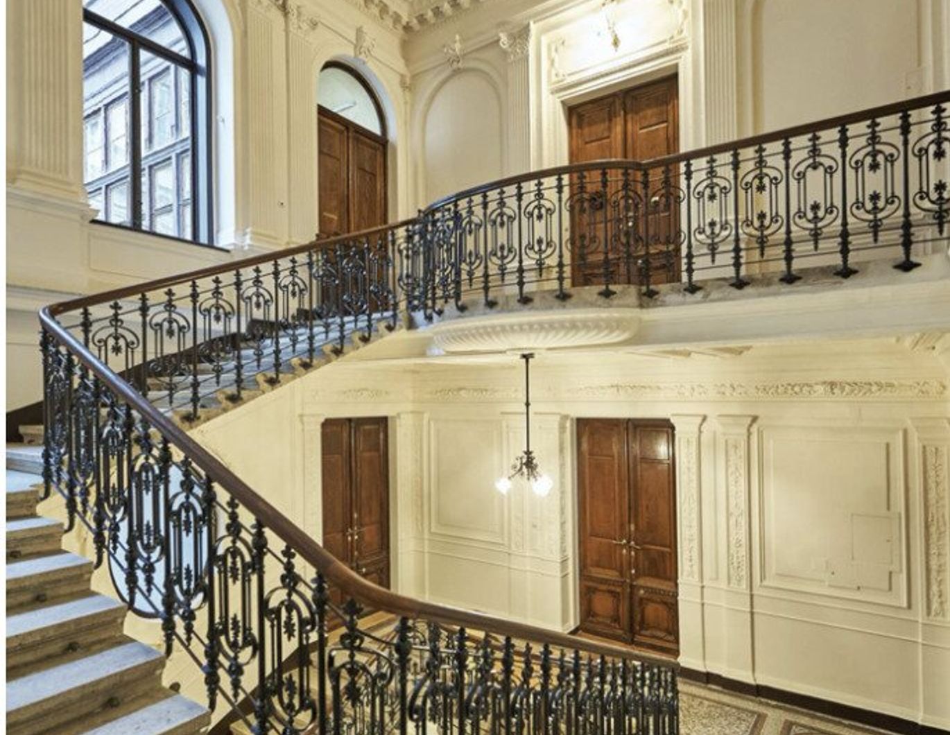 Einzigartige top sanierte Palais Wohnung mit einem Balkon!!