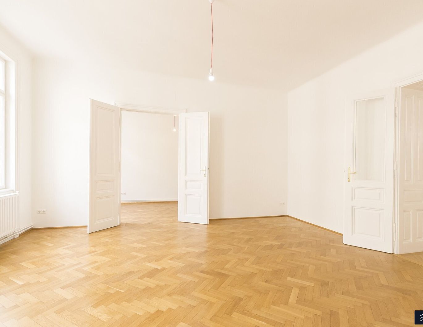 LICHTDURCHFLUTETE STILRARITÄT | 4 ZIMMER ALTBAU | NÄHE STEPHANSPLATZ