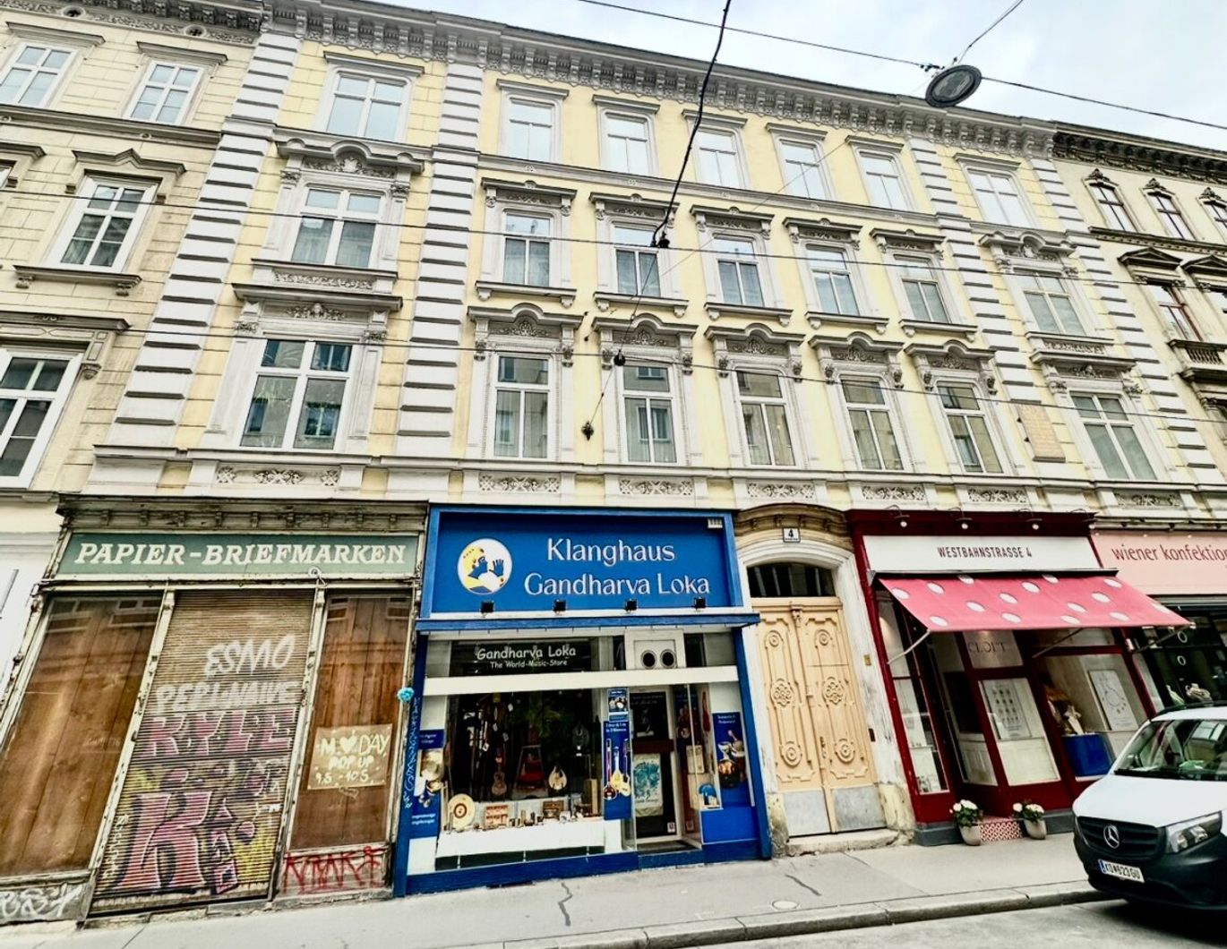 Sanierungsbedürftige Altbauwohnung im 1ten Stockwerk, direkt bei Neubaugasse unweit der Mariahilferstraße!