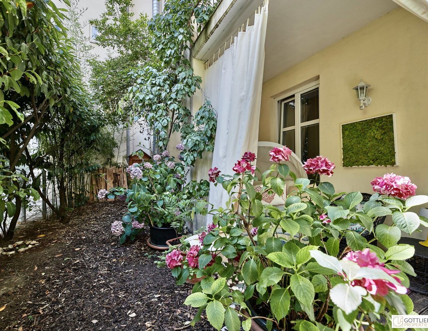Bestlage Nähe Mariahilferstraße! Exquisite 6-Zimmer-Maisonette-Wohnung mit romantischem Eigengarten und Garagenplatz