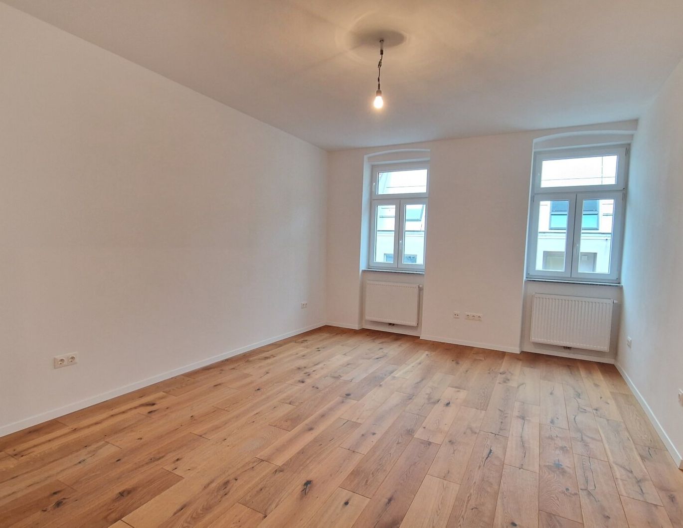 Erstbezug nach Sanierung: Helle Altbauwohnung mit Essküche in Penzing!