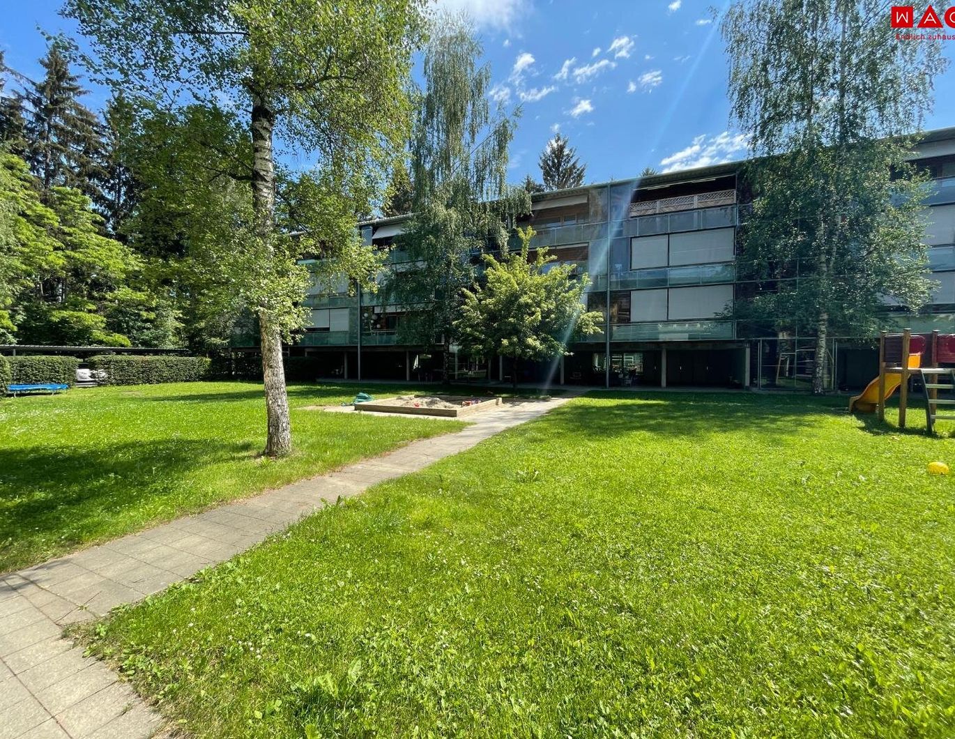 Modernes Wohnen im Holzhaus! Möblierte 3 Raumwohnung mit Balkon & Carport!