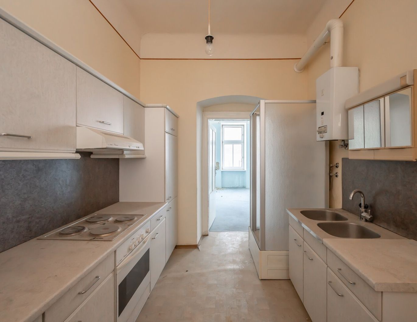 ++Q18++ Renovation-required 1-room old building flat with great conversion potential