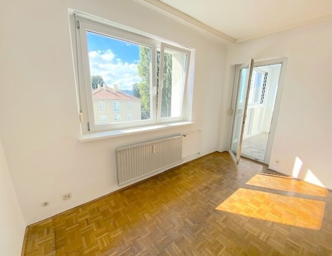 PROVISIONSFREI VOM EIGENTÜMER! UNSANIERTE 3-ZIMMER WOHNUNG MIT WINTERGARTEN!