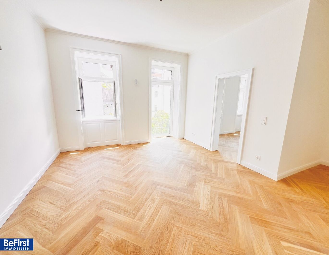 Prachtvoll sanierte Balkonwohnung - ruhige Hofgartenlage