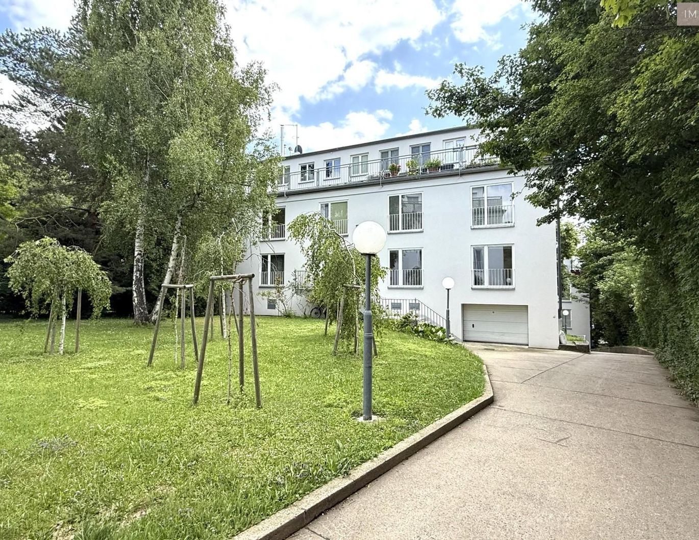 Super-ruhige, großzügig geschnittene Neubauwohnung mit Blick ins Grüne (angemessener Mietzins)!!!