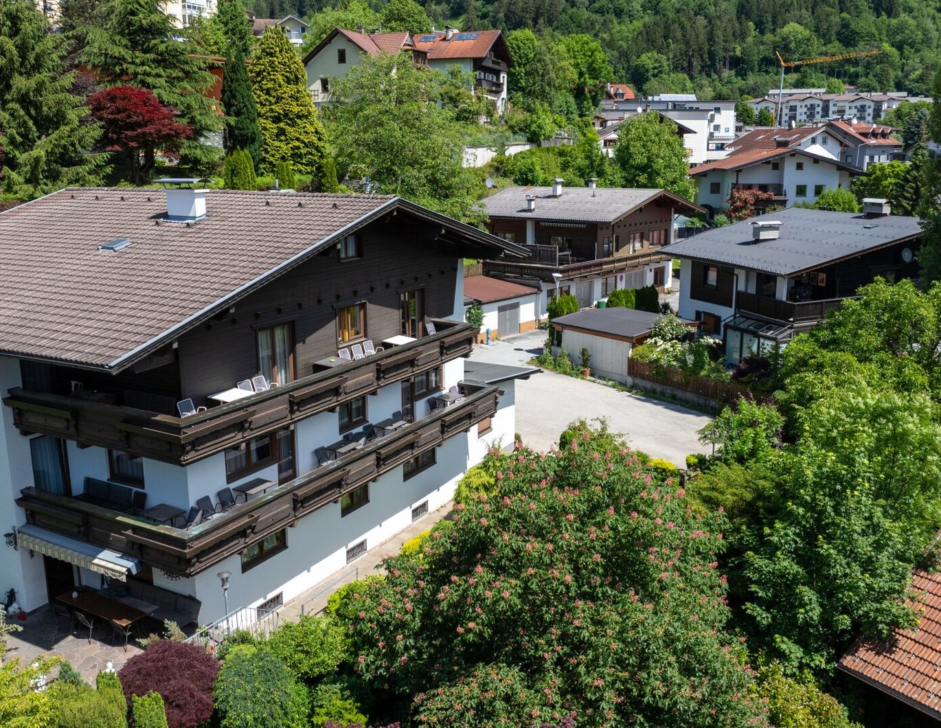 Jenbach: Haus mit 20 Zimmer, 2 Wohnungen (Grundfläche ca. 1.300 m2)