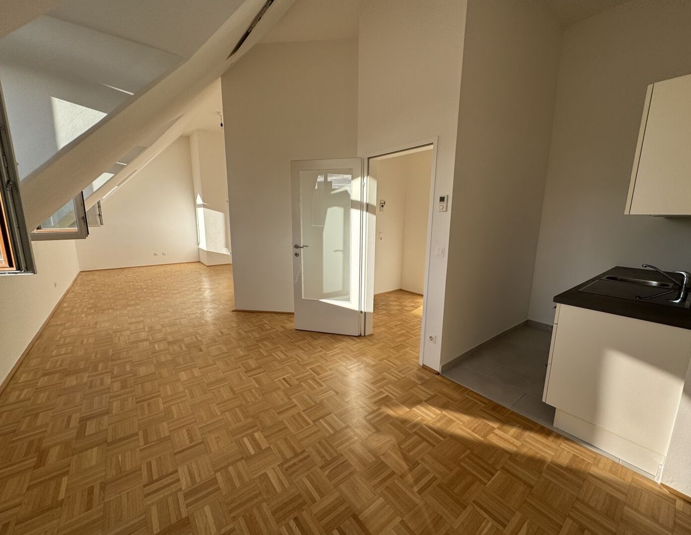 Helle DG-Wohnung in ruhiger Gasse nahe Naschmarkt | Lift | Südost | Garage optional