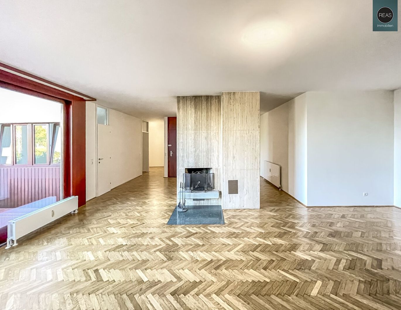 Provisionsfrei: Traumwohnung mit Kamin und Balkon in Nussdorfer Wohnanlage mit In- und Outdoorpool! Garage verfügbar!