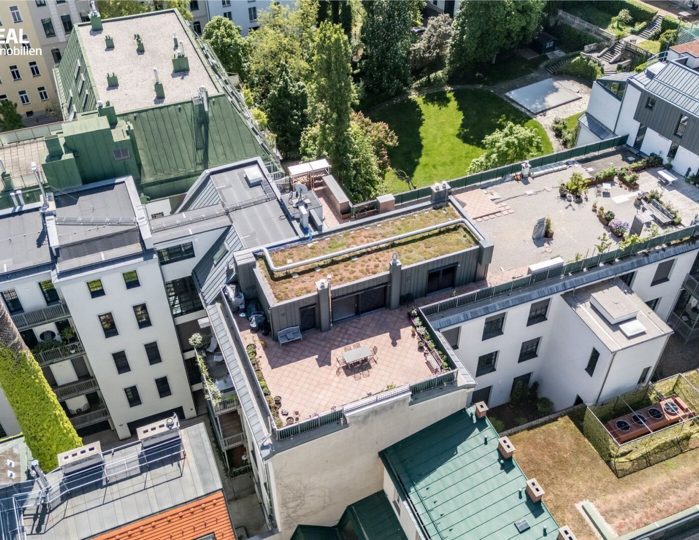 Luxuriöser DG-Wohntraum: 216 m², 3 Zimmer, Balkon & 2 Terrassen