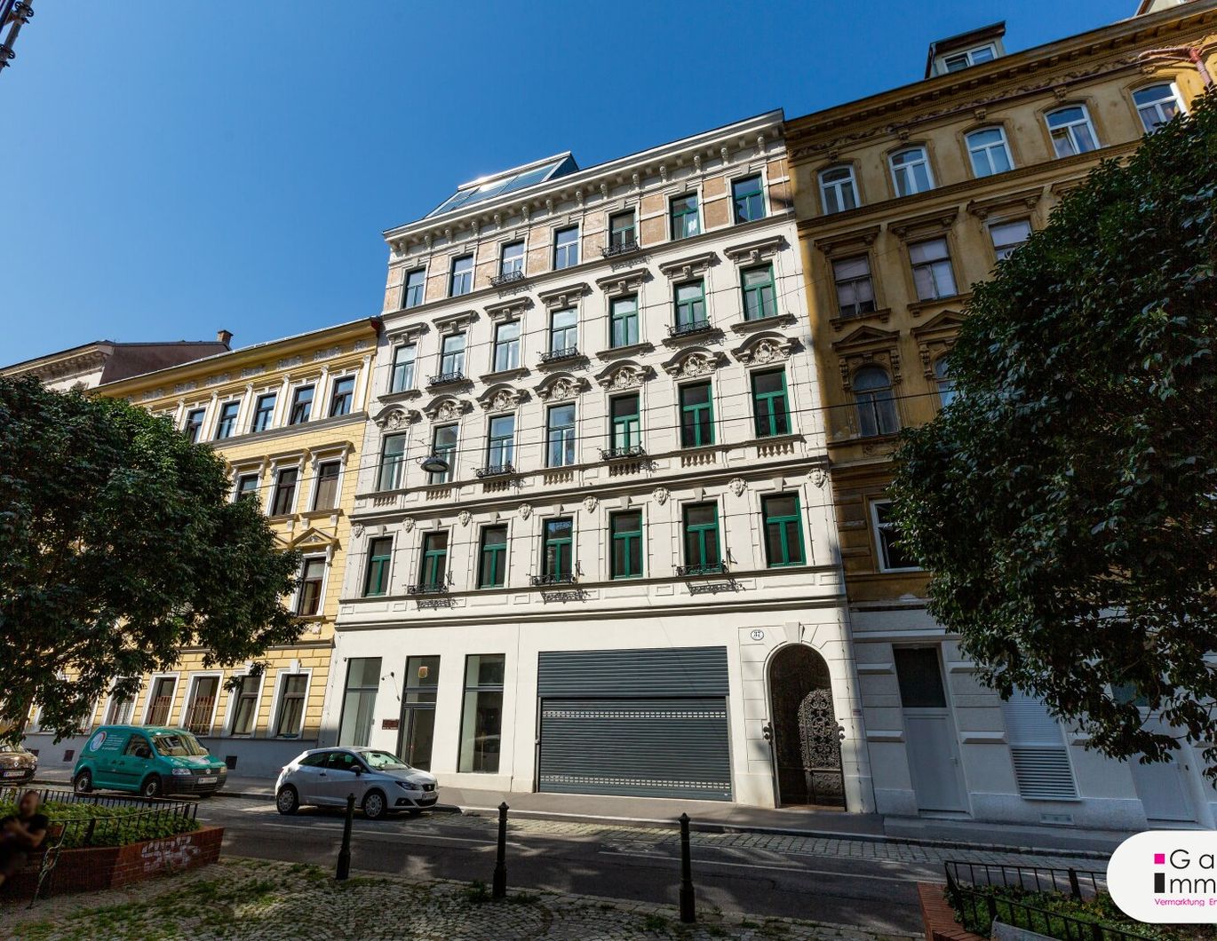 Sanierungsbedürftige Garconniere - westseitige Terrasse