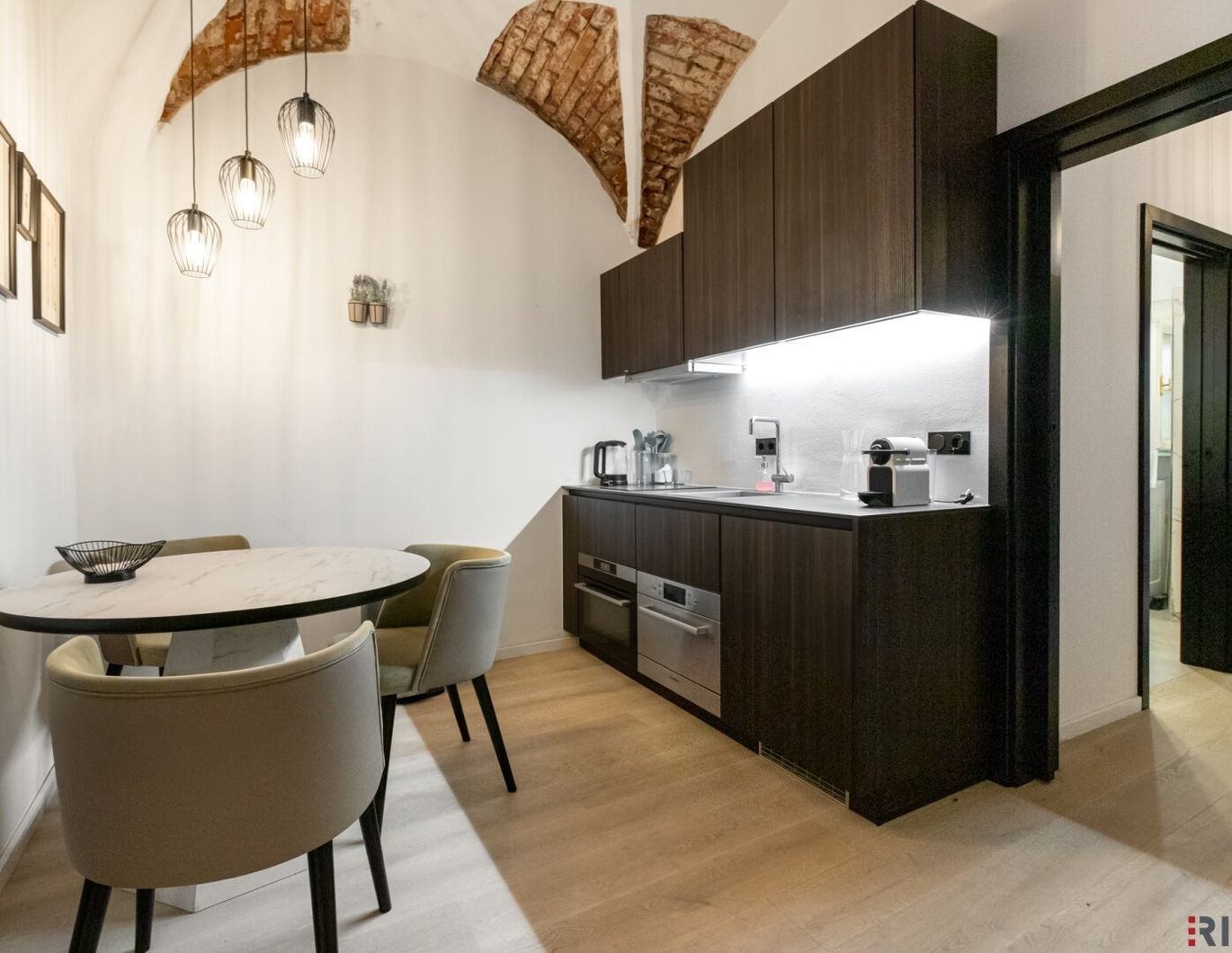 Stilvoller 37 m²-Altbau in 1190 - Gewölbedecken, Designbad & Einbauküche - Wohnen beim Weingarten