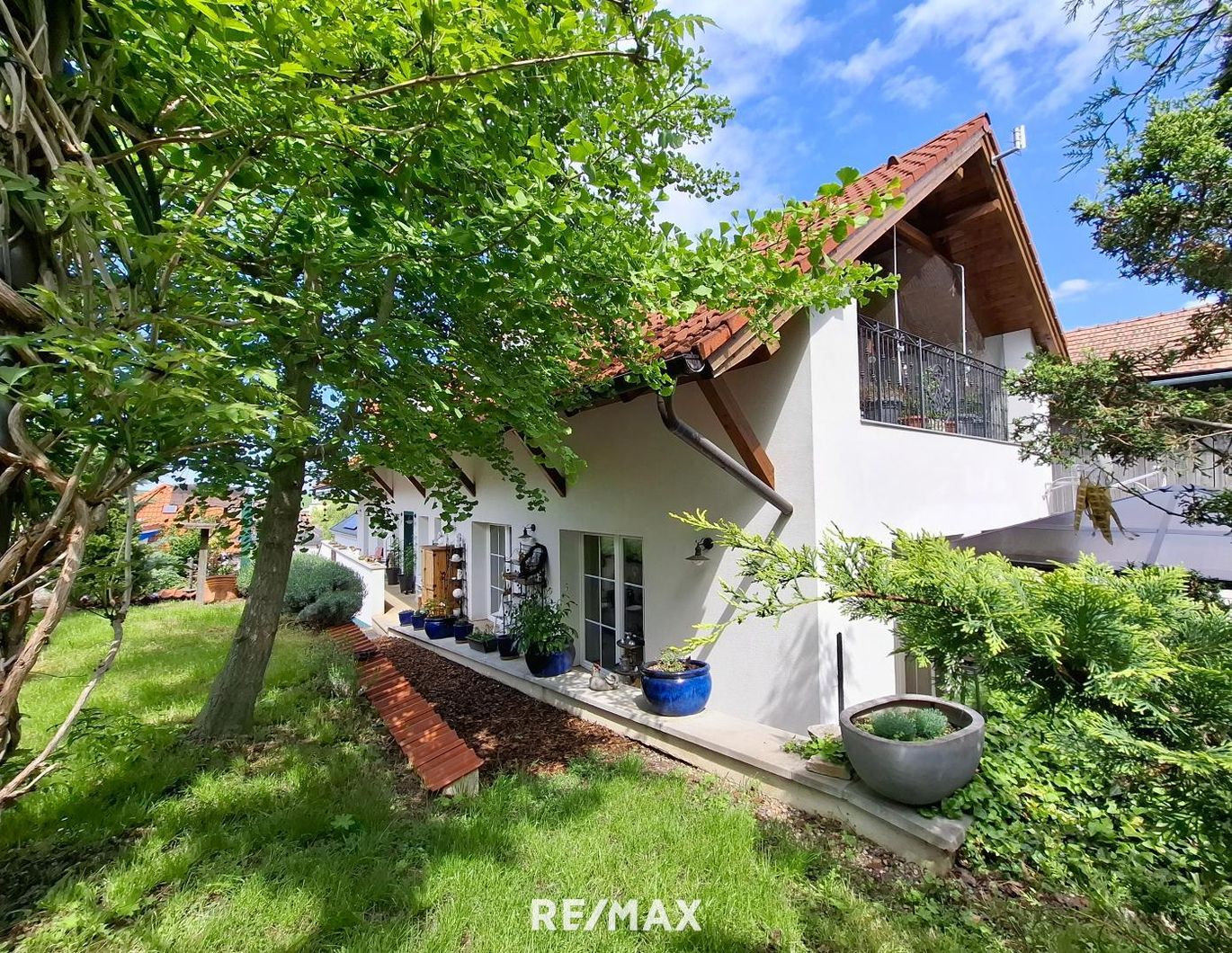 Modernes, geräumiges Niedrigenergiehaus mit Gästehaus in ruhiger Wohnlage