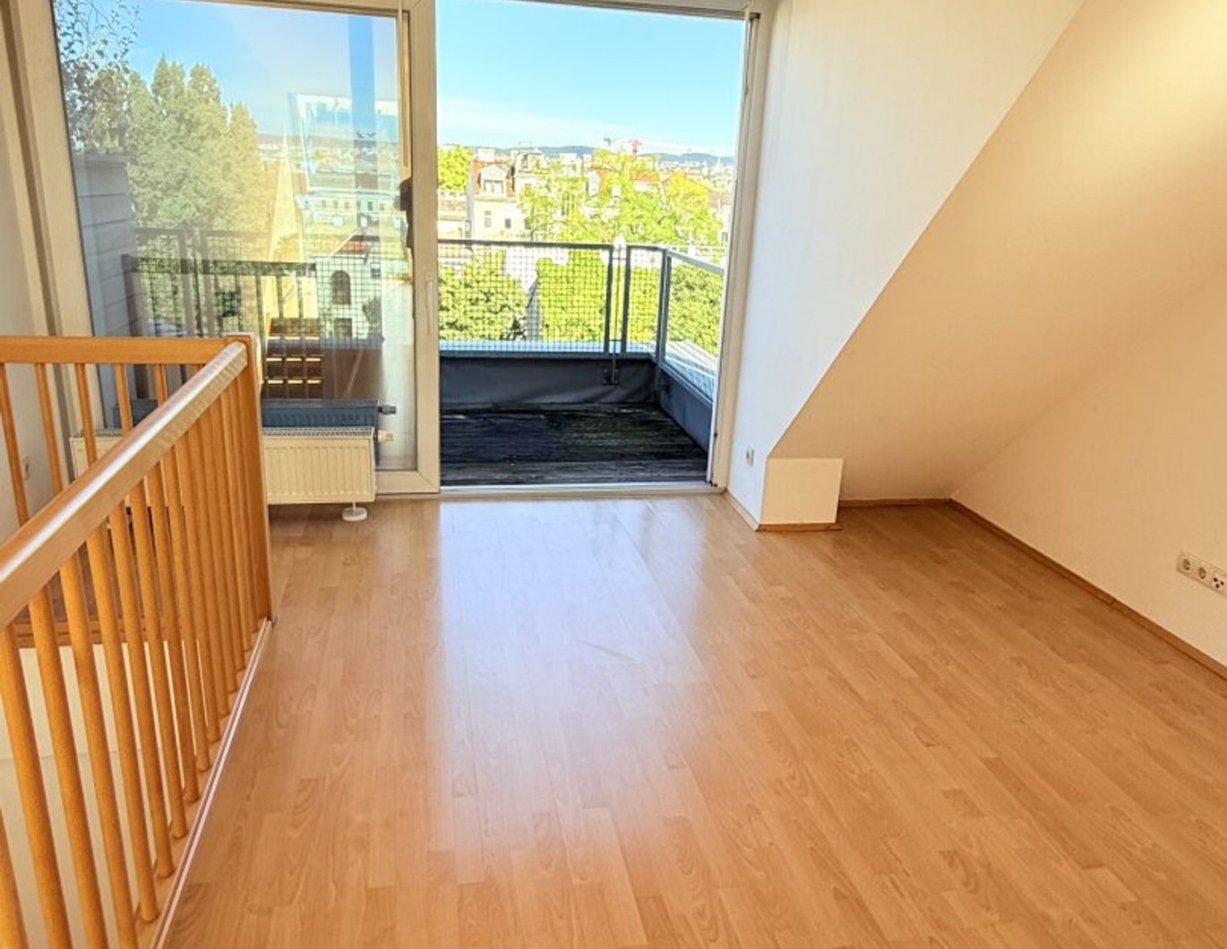 3-Zimmer Dachgeschoß-Wohnung mit Terrasse - Allgemeingarten und Ubahnnähe