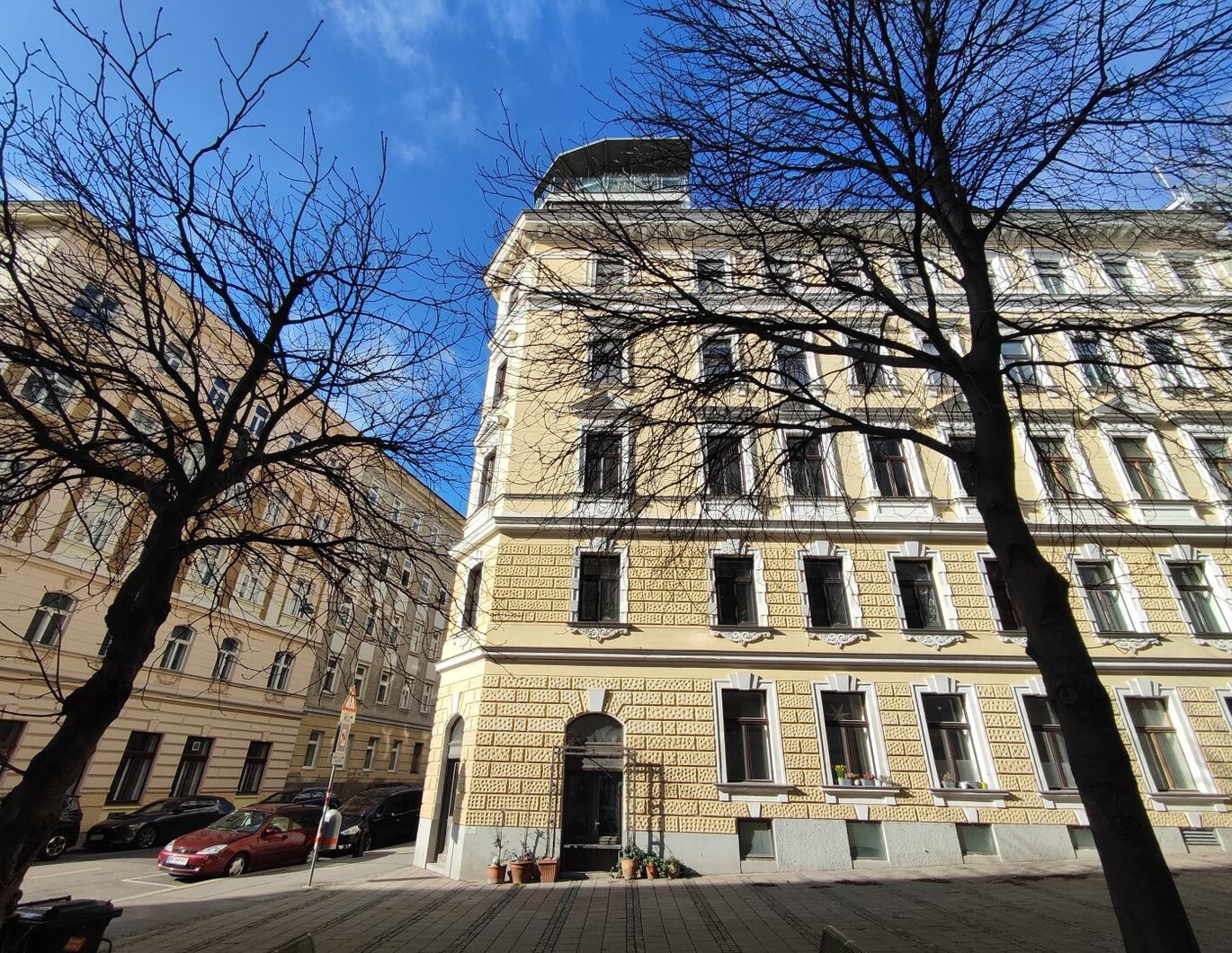 SÜDSEITIG : Stilaltbau beim Walter-Beck-Platz