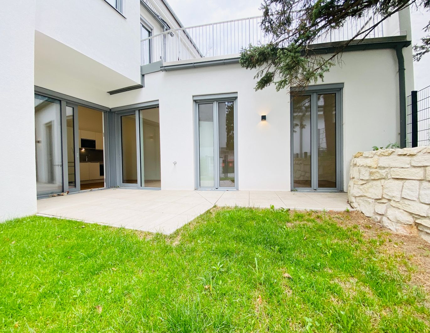 Erstbezug nach Sanierung - hofseitige Gartenwohnung mit Terrasse