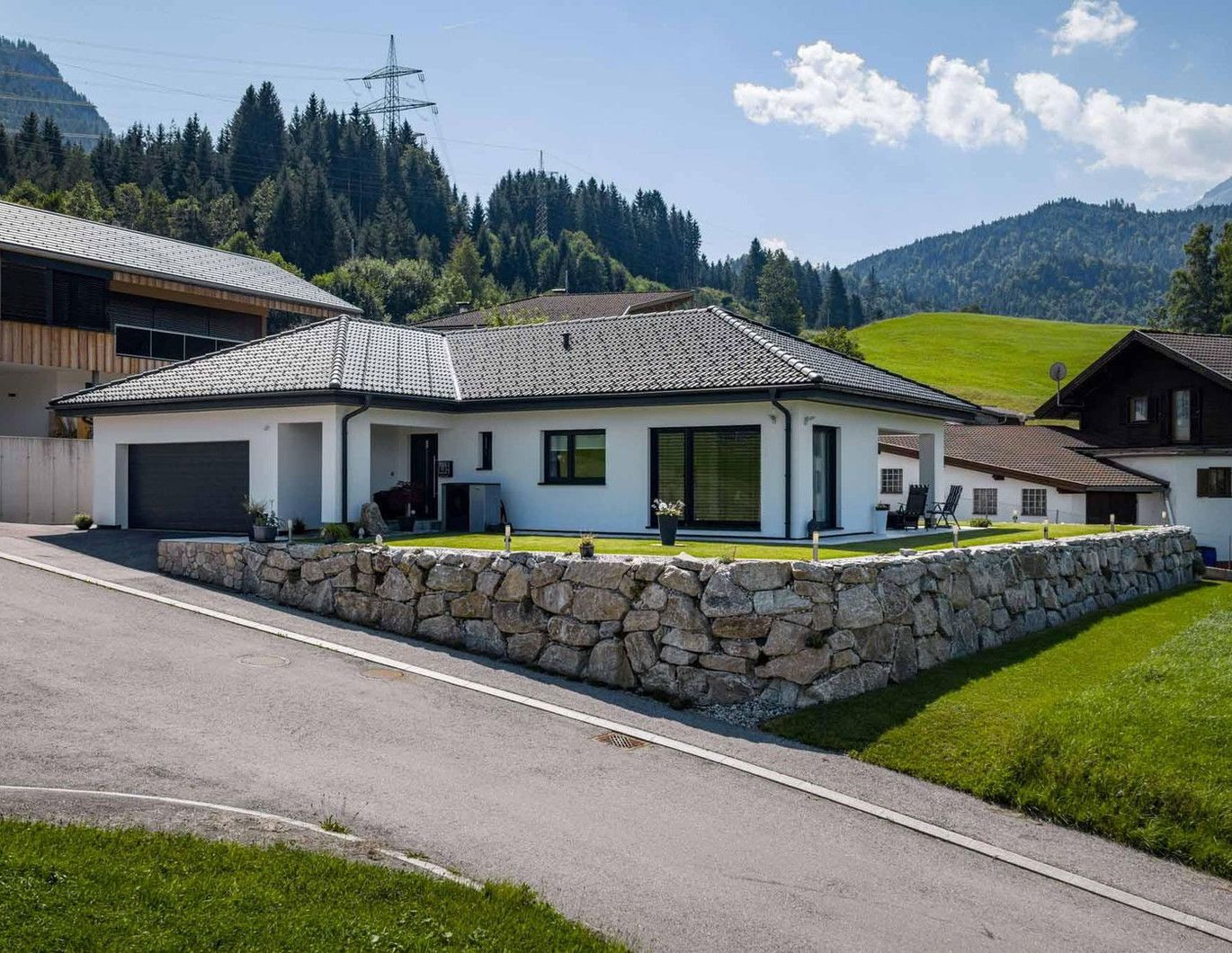 Architekten-Bungalow mit Alpenpanorama - barrierefrei, modern & einzigartig