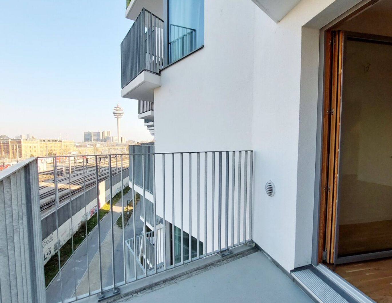 Sonnwendviertel: 1-Zimmer-Wohnung mit Balkon im 10. OG - Fitnessraum, Co-Working & Rooftop-Terrasse inklusive!