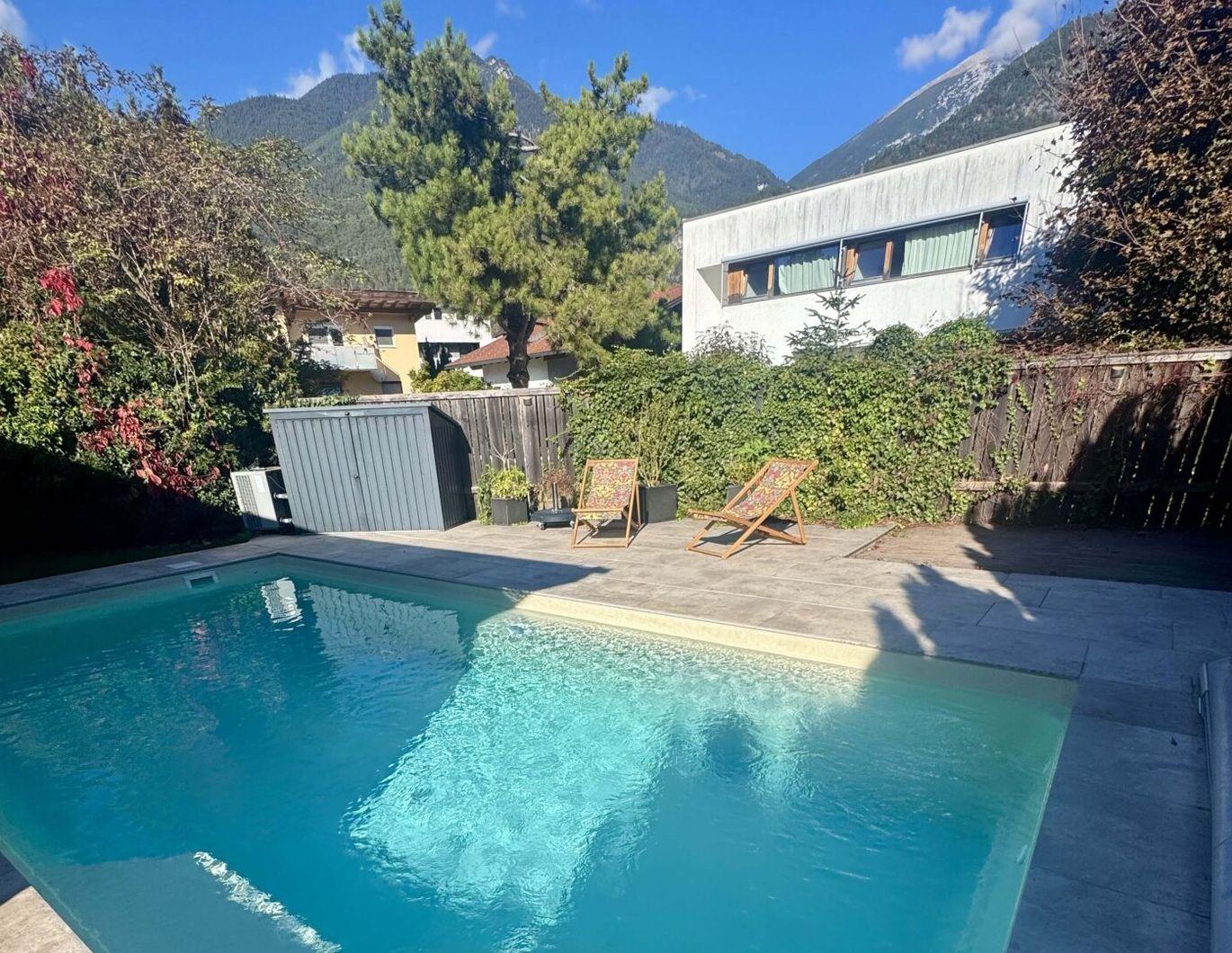 Wohnen auf höchstem Niveau westlich von Innsbruck - sanierter Bungalow mit Pool, Infrarot, Garten und Privatsphäre